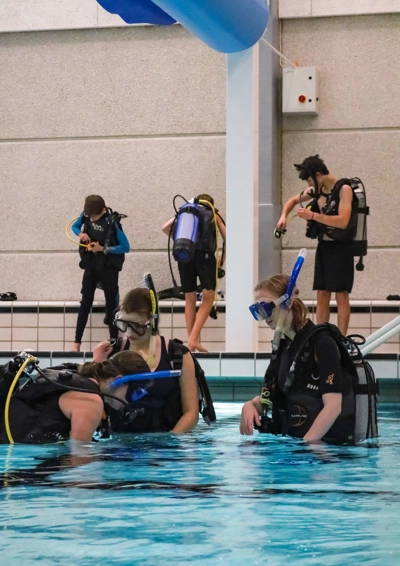 Dykkere i svømmehal